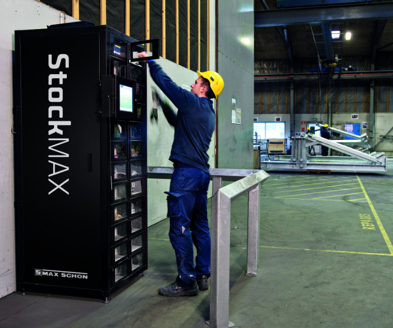 Arbeiter entnimmt Material aus Max Schön StockMax-Automat